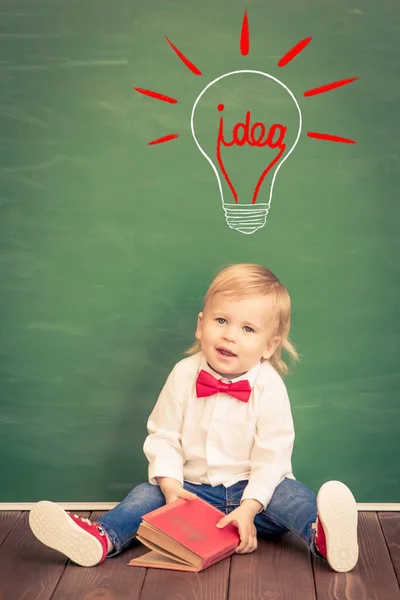 Skola Unge Klassen Lyckligt Barn Mot Gröna Blackboard Utbildning Konceptet — Stockfoto