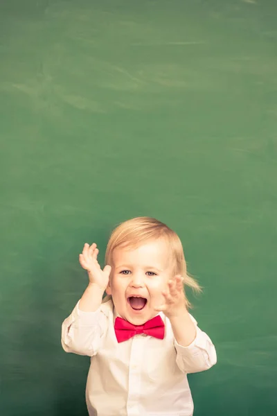 Miúdo Escola Aula Criança Feliz Contra Quadro Negro Verde Conceito — Fotografia de Stock