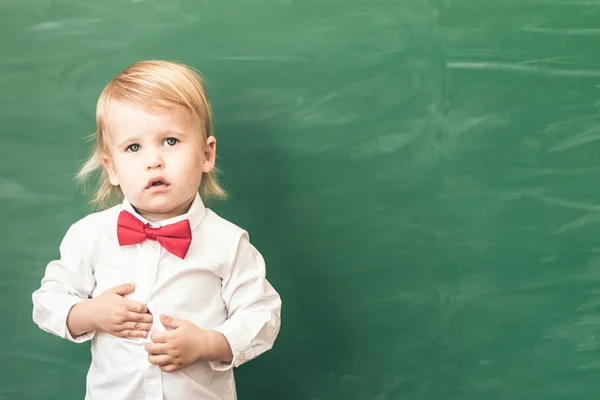 Écolier Classe Joyeux Enfant Contre Tableau Noir Vert Concept Éducation — Photo