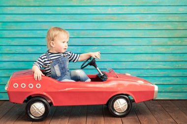 Evde oynayan çocuk. Yaz tatil ve seyahat kavramı