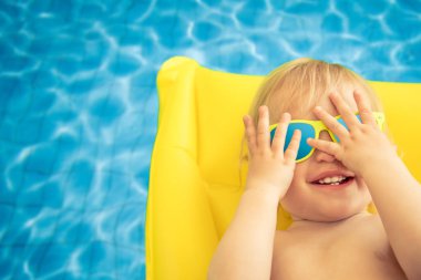 Komik bebek çocuk yaz tatil. Çocuk yüzme havuzunda eğleniyor