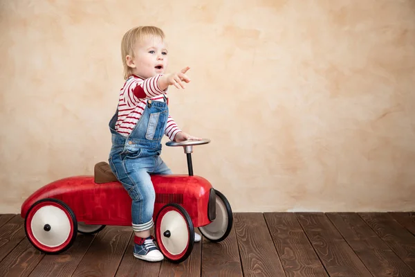 Kind Thuis Spelen Zomer Vakantie Reizen Concept — Stockfoto