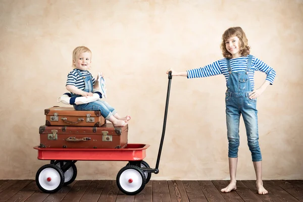 Bambino Che Gioca Casa Vacanza Estiva Concetto Viaggio — Foto Stock