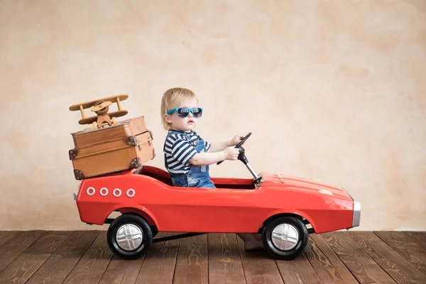 Bambino Che Gioca Casa Vacanza Estiva Concetto Viaggio — Foto Stock