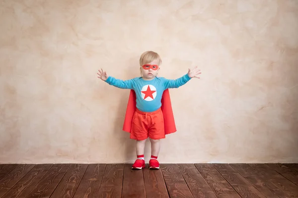 Superhjälte Barn Kid Spelar Hemma Framgång Och Vinnaren Koncept — Stockfoto