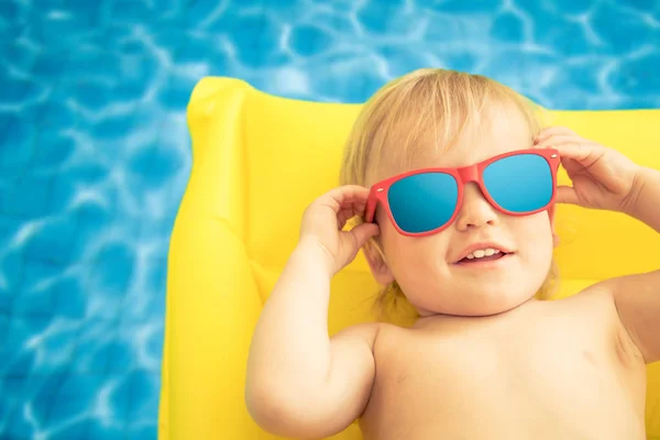 夏休みで面白い男の子 子供のスイミング プールで楽しんで — ストック写真