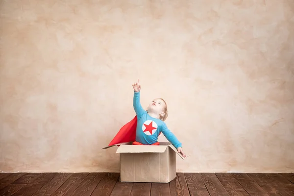 Niña Superhéroe Super Héroe Niño Jugando Casa Piensa Fuera Del — Foto de Stock