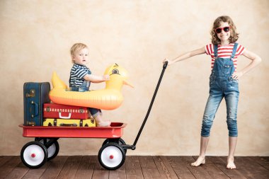 Evde oynayan çocuk. Yaz tatil ve seyahat kavramı