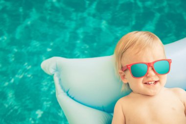 Komik bebek çocuk yaz tatil. Çocuk yüzme havuzunda eğleniyor
