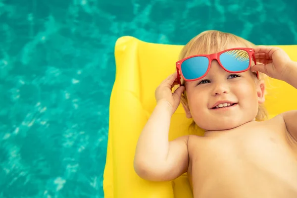 Chico Gracioso Vacaciones Verano Niño Divirtiéndose Piscina — Foto de Stock