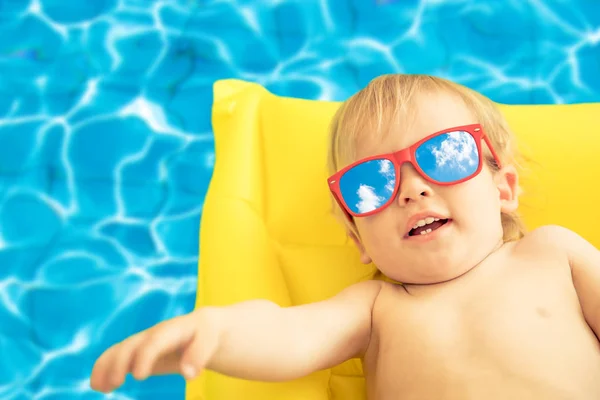 Chico Gracioso Vacaciones Verano Niño Divirtiéndose Piscina —  Fotos de Stock