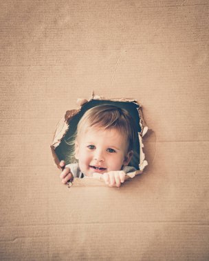 Sınıfta mutlu bir çocuk. Kara tahta karşı komik çocuk. Okula dönüş. Eğitim kavramı