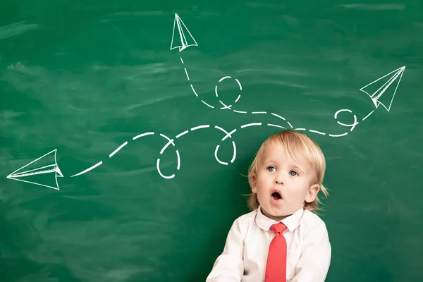 Niño Feliz Clase Chico Gracioso Contra Pizarra Vuelta Escuela Concepto — Foto de Stock