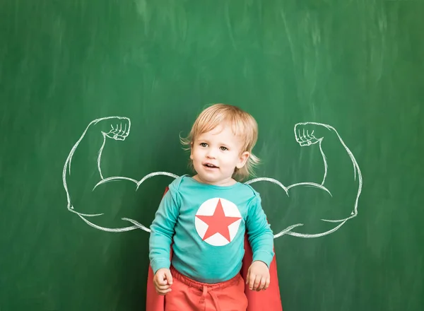 Niño Feliz Clase Chico Gracioso Contra Pizarra Vuelta Escuela Concepto — Foto de Stock