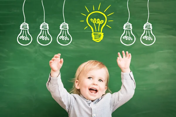 Sınıfta mutlu bir çocuk. Kara tahta karşı komik çocuk. Okula dönüş. Eğitim kavramı