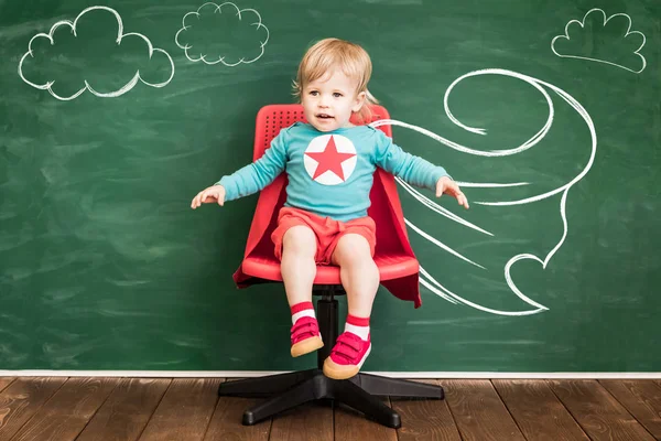 Niño Feliz Clase Chico Gracioso Contra Pizarra Vuelta Escuela Concepto —  Fotos de Stock