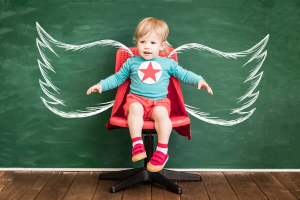 Niño Feliz Clase Chico Gracioso Contra Pizarra Vuelta Escuela Concepto — Foto de Stock