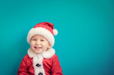 Noel Baba kostüm giyen çocuk portresi. Çocuk Noel zamanda eğleniyor. Merry Xmas kavramı