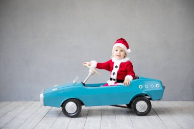 Noel Baba kostüm giyen çocuk. Evde oynayan çocuk. Bebek Noel zamanda eğleniyor. Merry Xmas kavramı 