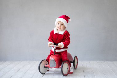 Noel Baba kostüm giyen çocuk. Evde oynayan çocuk. Bebek Noel zamanda eğleniyor. Merry Xmas kavramı 