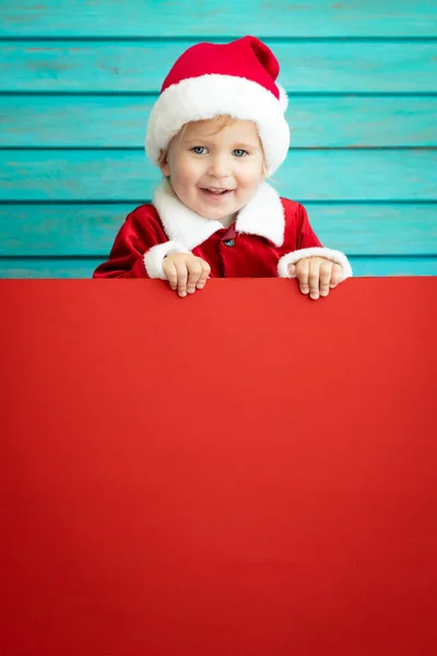 Funny Kid Hålla Kartong Banner Tomt Barn Spelar Hemma Christmas — Stockfoto