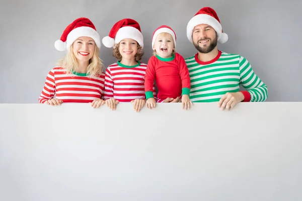 Familjen Håller Kartong Banner Tomt Glada Människor Spelar Hemma Christmas — Stockfoto