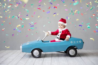 Mutlu bir çocuk evde oynamak. Çocuk Noel zamanda eğleniyor. Xmas tatil kavramı