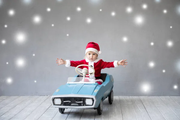 Niño Feliz Divirtiéndose Navidad Chico Jugando Casa Concepto Vacaciones Navidad —  Fotos de Stock