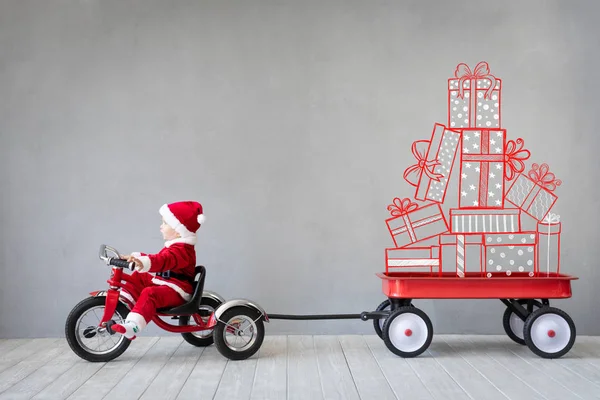 Criança Feliz Pagando Casa Miúdo Divertir Época Natal Conceito Férias — Fotografia de Stock