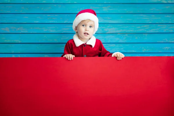 Funny Kid Hålla Kartong Banner Tomt Barn Spelar Hemma Christmas — Stockfoto