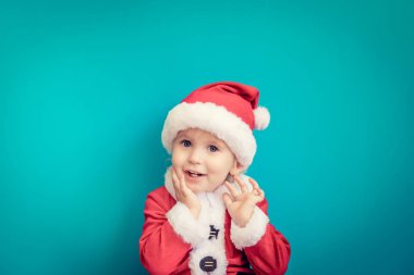 Noel Baba kostüm giyen çocuk portresi. Çocuk Noel zamanda eğleniyor. Merry Xmas kavramı