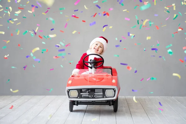 Feliz Niño Pagando Casa Chico Divierte Navidad Concepto Vacaciones Navidad — Foto de Stock