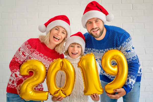 Felice Famiglia Possesso Numeri 2019 Gente Che Festeggia Vacanza Anno — Foto Stock