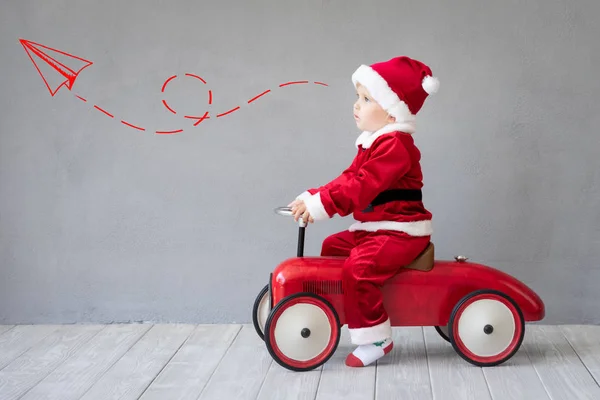 Criança Feliz Pagando Casa Miúdo Divertir Época Natal Conceito Férias — Fotografia de Stock