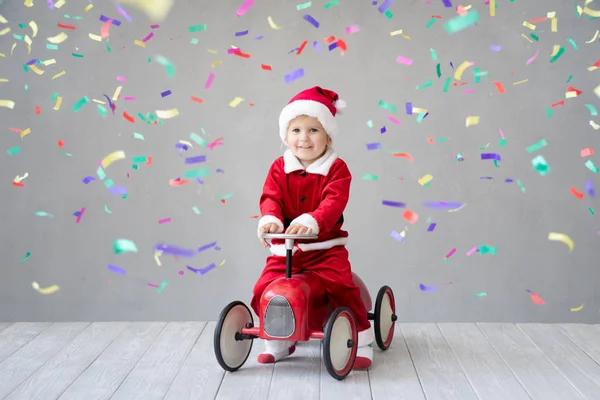Счастливый Ребенок Платит Дома Ребенок Веселится Рождество Рождественский Праздник — стоковое фото