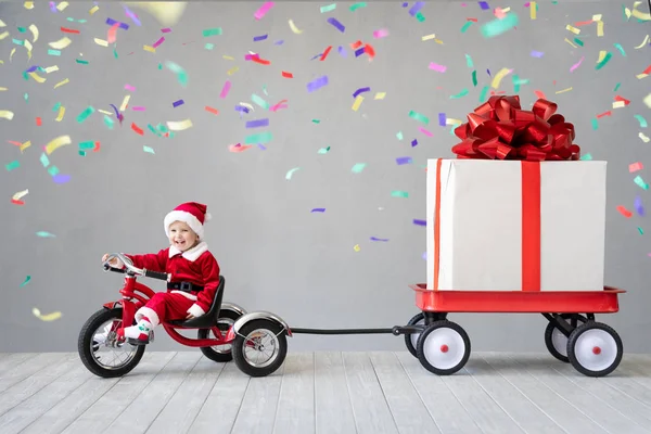 Feliz Niño Pagando Casa Chico Divierte Navidad Concepto Vacaciones Navidad — Foto de Stock