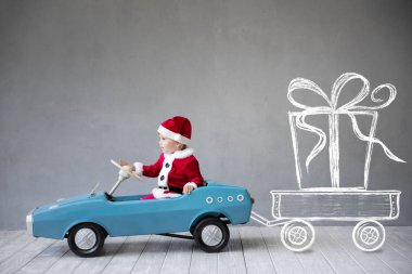 Mutlu bir çocuk evde ödeme. Çocuk Noel zamanında eğleniyor. Xmas tatil kavramı