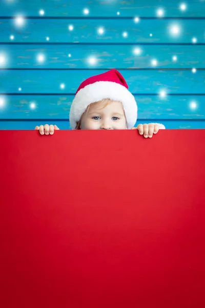 Funny Kid Hålla Kartong Banner Tomt Barn Spelar Hemma Christmas — Stockfoto