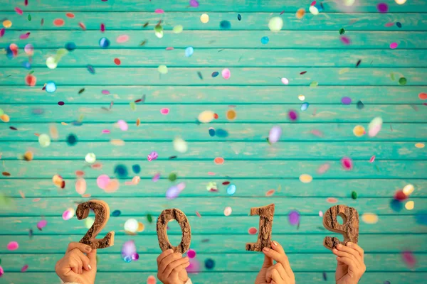 Gelukkig Nieuwjaar 2019 Confetti Vallen Tegen Houten Achtergrond — Stockfoto