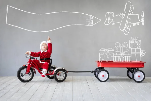 Niño Feliz Divirtiéndose Navidad Chico Jugando Casa Concepto Vacaciones Navidad — Foto de Stock