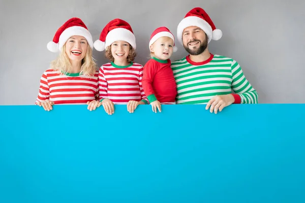 段ボールのバナーを空白保持している家族 幸せな人は 自宅で再生します クリスマス休暇の概念 コピー スペース — ストック写真