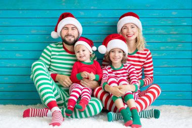 Mutlu bir aile Noel zamanda eğleniyor. Baba, anne ve çocuk evde. Xmas tatil kavramı