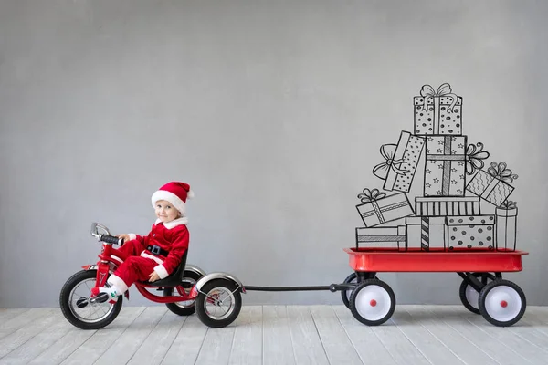 Lyckligt Barn Betala Hemma Ungen Att Kul Jul Xmas Semester — Stockfoto