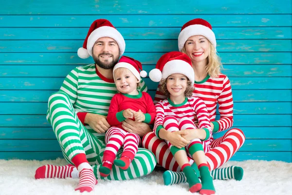 Boldog Családi Szórakozás Karácsonykor Apa Anya Gyerekek Otthon Xmas Nyaralás — Stock Fotó
