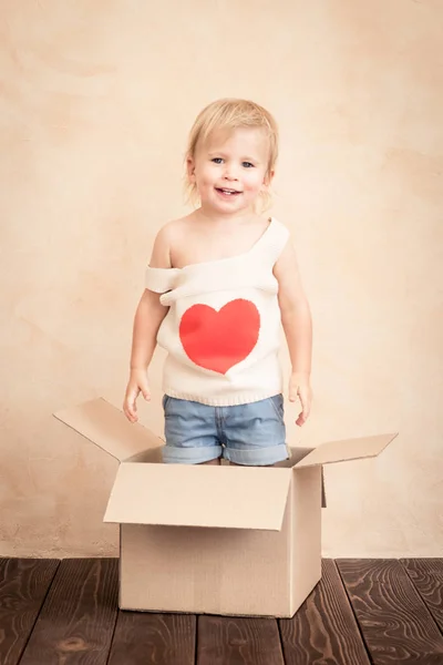 Glückliches Kind Mit Rotem Herzen Lustiges Kind Das Hause Spielt — Stockfoto