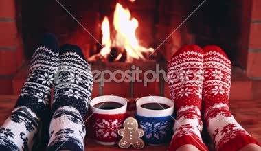 İnsanlar evde şömine karşı rahatlatıcı. Noel tatil kavramı
