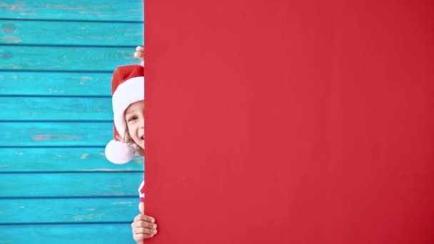 Bambino Nascosto Dietro Bandiera Natale Vuoto — Video Stock