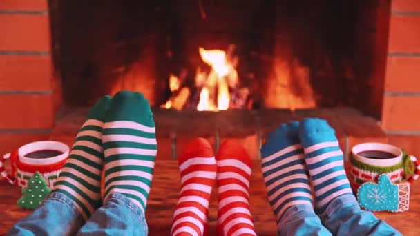 快乐的家庭反对壁炉在圣诞节时间 — 图库视频影像