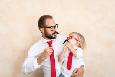 Adam ve çocuk evde. Baba ve oğul birlikte eğleniyor. Aile tatil kavramı. Mutlu babalar günü