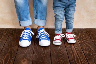 Adam ve çocuk evde. Baba ve oğul birlikte eğleniyor. Aile tatil kavramı. Mutlu babalar günü